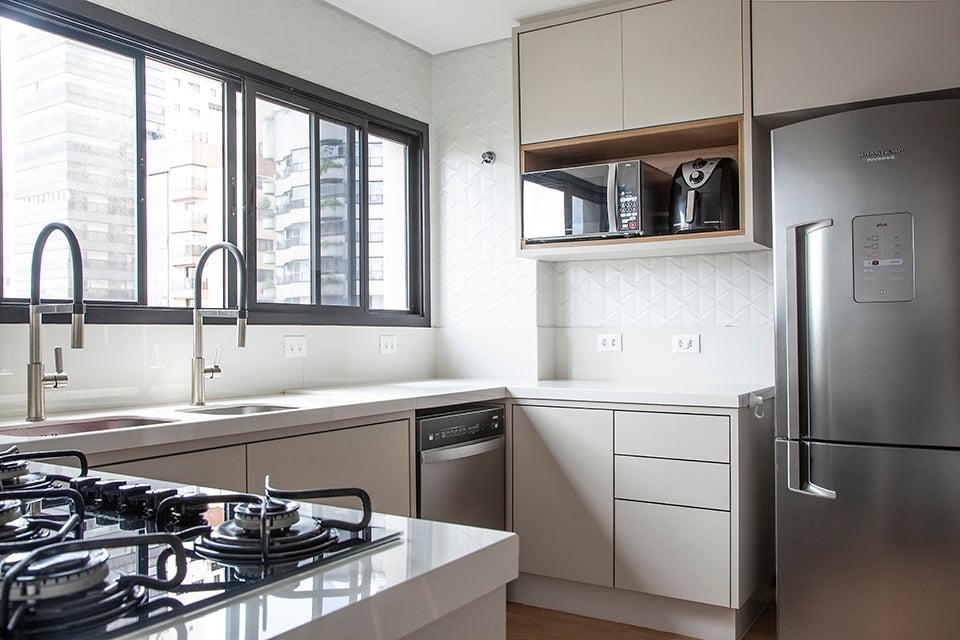 Trocar ou reformar armários de cozinha? Conheça as dicas para economizar no orçamento do projeto