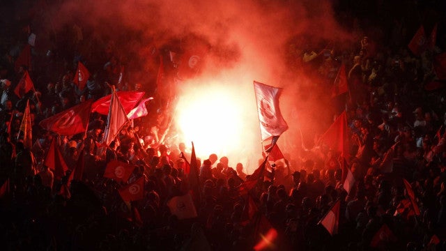 Jogo no Chile é paralisado após sinalizador atingir juiz e fotógrafos
