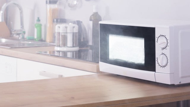 Mulher fica com rosto queimado após ovo feito no micro-ondas explodir