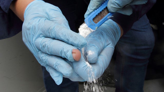 Mulher ‘grávida’ é presa transportando 1,5 kg de cocaína em barriga falsa