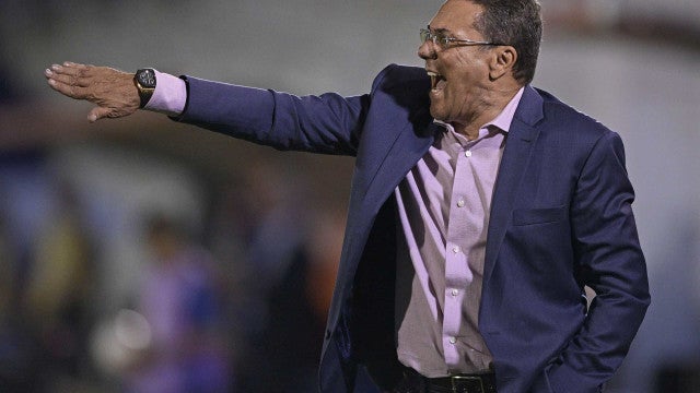Luxa muda de ideia e ‘encontra’ Corinthians, mas segue sem vencer no clube