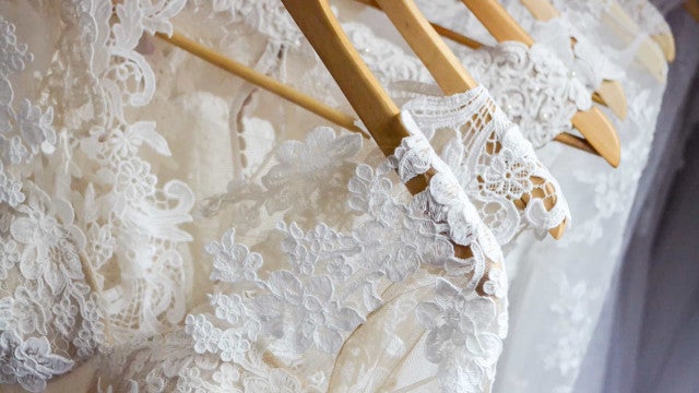 Casamento controverso: Noiva edita fotos após sobrinha usar vestido branc