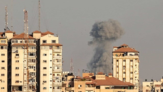 Israel atinge alvos em Gaza; sirenes de foguetes soam em Tel Aviv