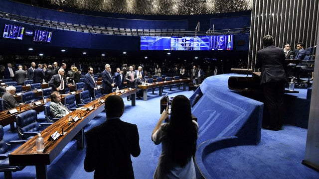 Câmara suspende trechos de decretos de Lula sobre saneamento