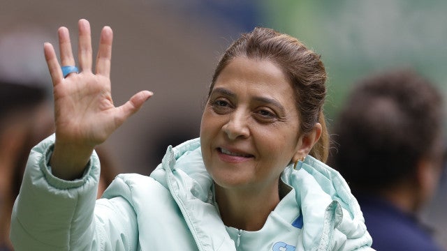 Avião comprado por Leila para Palmeiras deve chegar ao Brasil no dia 10 e será branco e azul