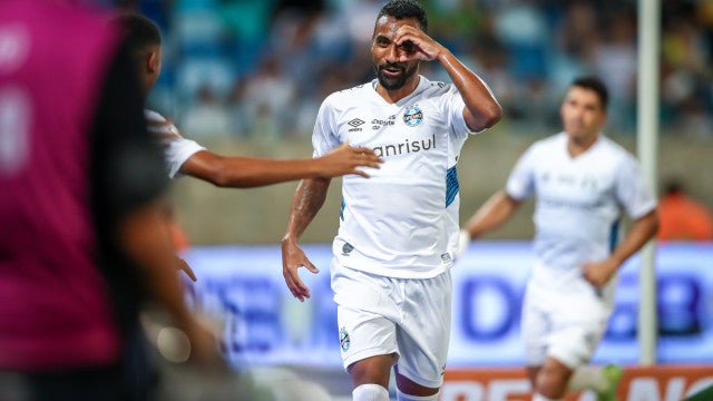 Galdino marca no 2º jogo seguido, Grêmio vence e joga Cuiabá para o Z-4