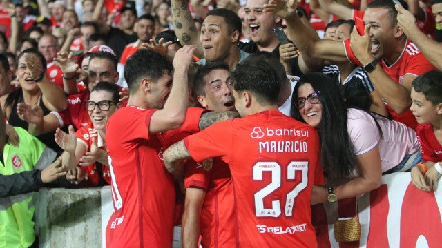 De Pena marca golaço, Internacional vence Goiás e dorme no G4 do Brasileirão