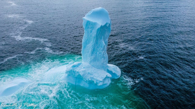 Iceberg em forma de pénis fotografado na costa do Canadá. Ora veja