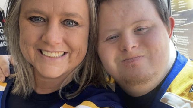 Mãe cria anúncio para encontrar amigo para o filho com Síndrome de Down