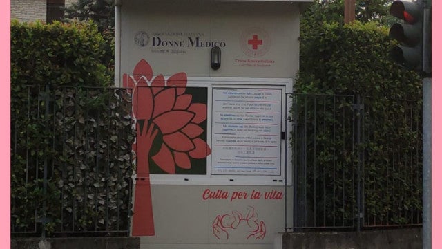 Mãe abandona filha em ‘caixa da vida’ e emociona membros da Cruz Vermelha