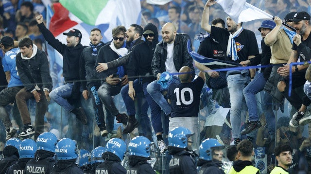 Napolitanos festejam durante toda a madrugada o título italiano após 33 anos