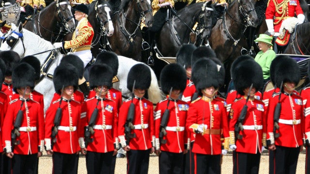 Membro de banda e guarda real passam mal e desmaiam durante Coroação
