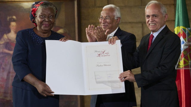 Paulina Chiziane recebe Camões e diz que português precisa ‘ser descolonizado’