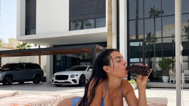 Georgina exibe sensualidade máxima ao posar em biquíni na Arábia