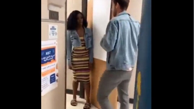 Aluna atinge professor com gás de pimenta em discussão por celular