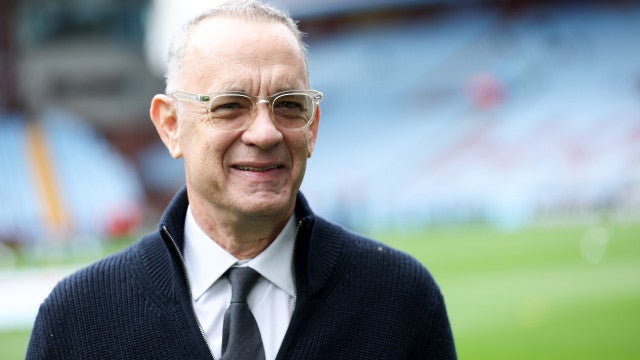 Tom Hanks esconde dinheiro dentro de cópia de seu livro em evento: ‘Quem vai ser o sortudo?’