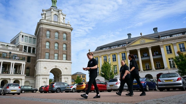 Ainda príncipe, Charles 3º sonhou com uma cidadezinha pitoresca e a mandou construir