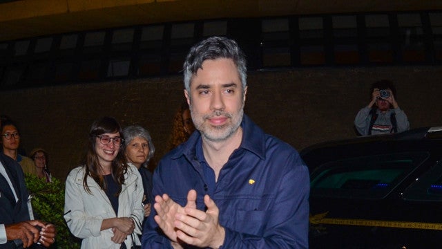 Homenagens de fãs, cantorias e declarações marcam velório de Rita Lee