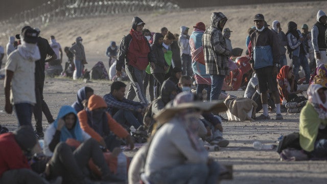 Imigrantes se aglomeram em ruas do Texas na véspera do fim de expulsão automática