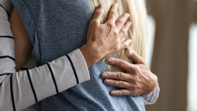 Negócio de abraços: homem cobra 450 reais por hora e tem lista de espera