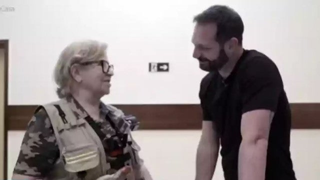 Repórter da Globo chora ao receber suposto recado de avó falecida durante reportagem