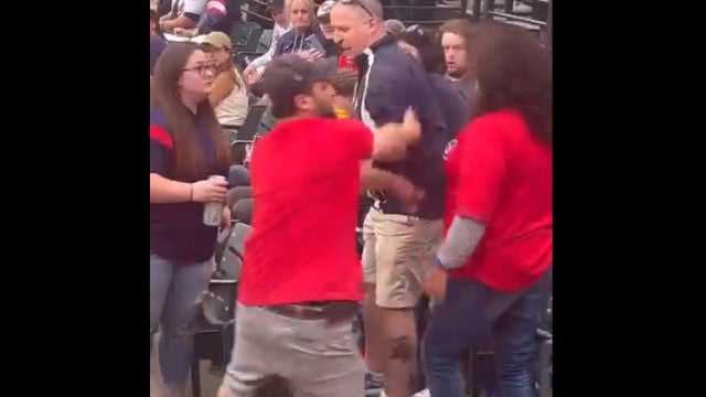 Ânimos exaltados: Homem esbofeteia mulher durante jogo de beisebol