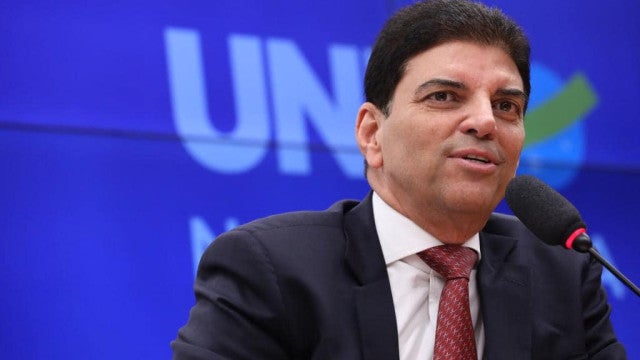 Relator do arcabouço inclui trava para concursos e reajuste a servidores; votação é adiada