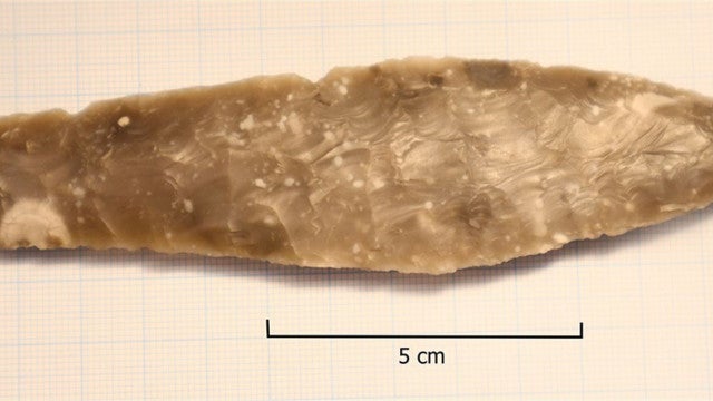 Criança de oito anos encontra faca neolítica no recreio da escola