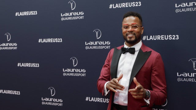 Em dia de City-Real Madrid, Evra surge no Eithad com um terno vermelho