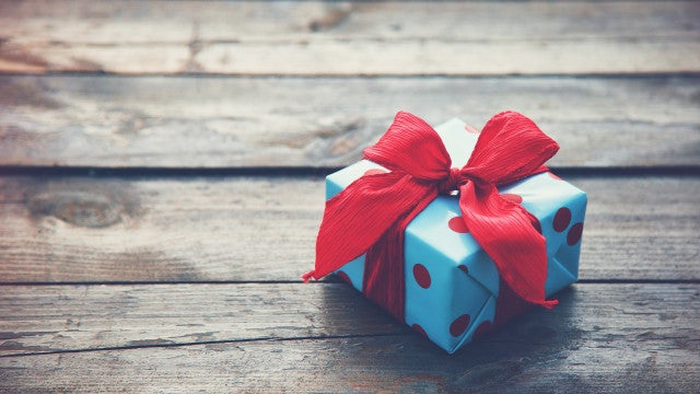 ‘Me sinto invadida’: Sogra abre presentes de casamento durante lua de mel