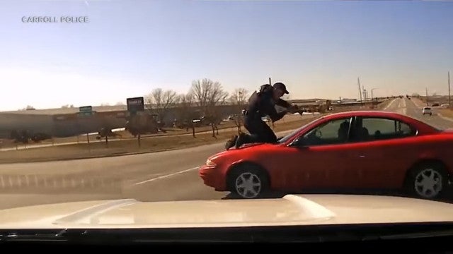Condutor foge da polícia nos EUA com um agente sobre o capô do carro