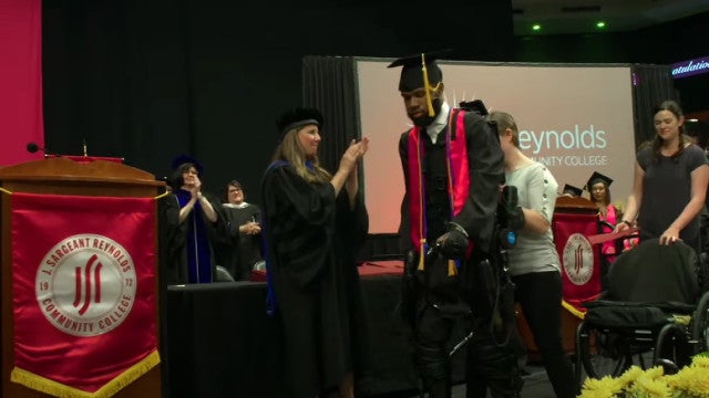 O momento em que jovem paralisado se levanta para receber diploma nos EUA