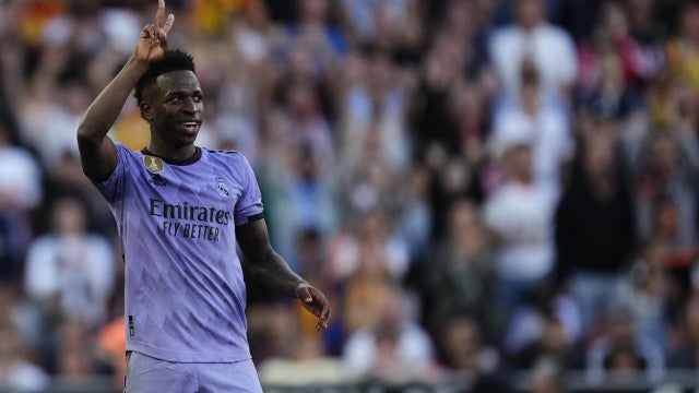 Polícia detém quatro pessoas por pendurarem boneco de Vini Jr. em ponte