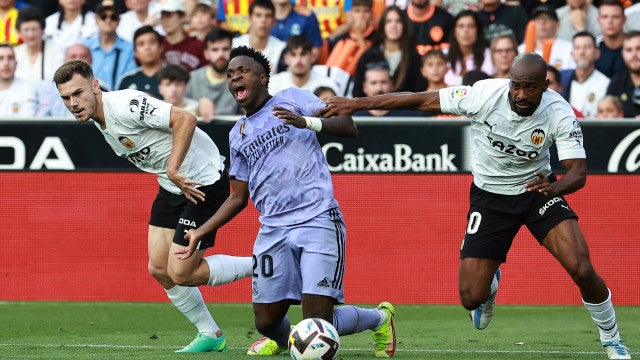 Vinicius Júnior troca brincadeiras e sorriso por cara fechada após episódio de racismo