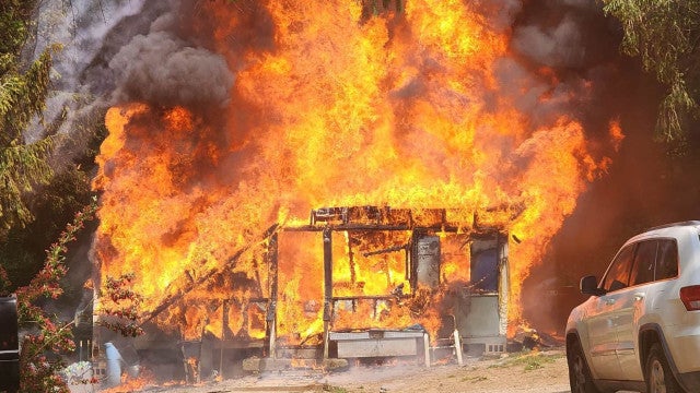 Criança de 7 anos é detida após incendiar casa enquanto os pais dormiam