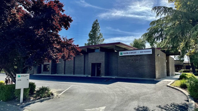 Homem impede assalto a banco dos EUA com palavras de consolo e um abraço