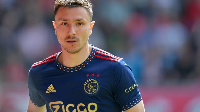 Jogador do Ajax soca torcedor após ofensa racista contra companheiro