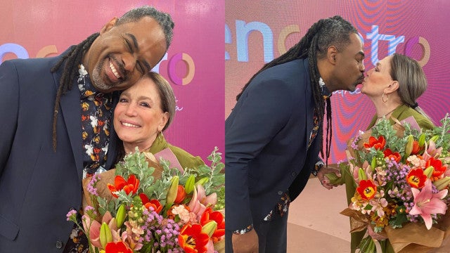 Susana Vieira interrompe aplausos da plateia para dar voz a Manoel Soares no Encontro