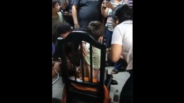 Menino é encontrado por vizinhos acorrentado em casa; veja o momento