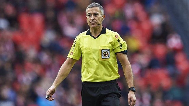 VAR que recomendou expulsão de Vini Jr nega demissão e alega represália