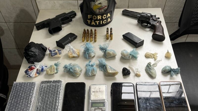 Força Tática prende dois homens com armas de fogo e porções de drogas