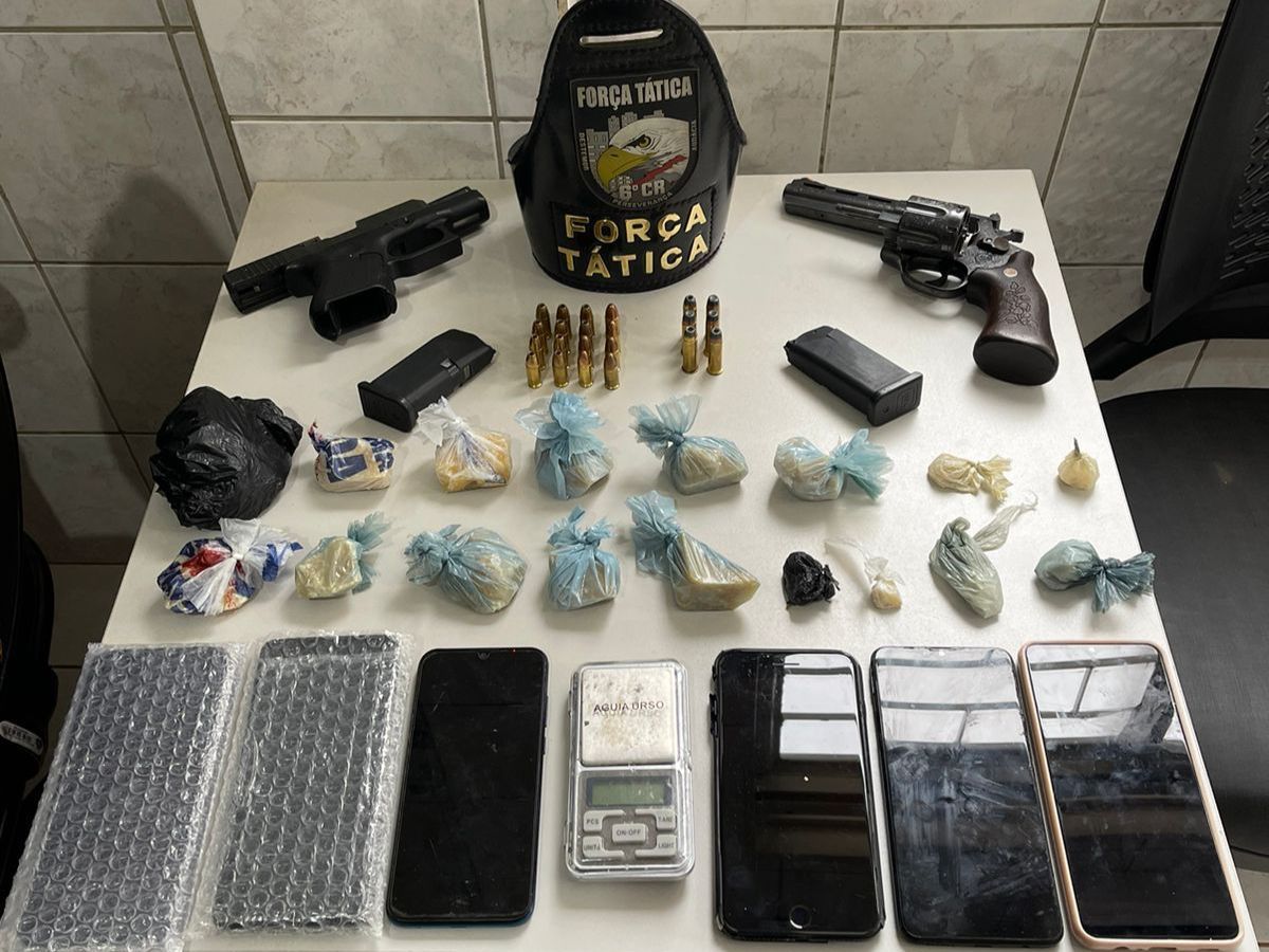 Força Tática prende dois homens com armas de fogo e porções de drogas