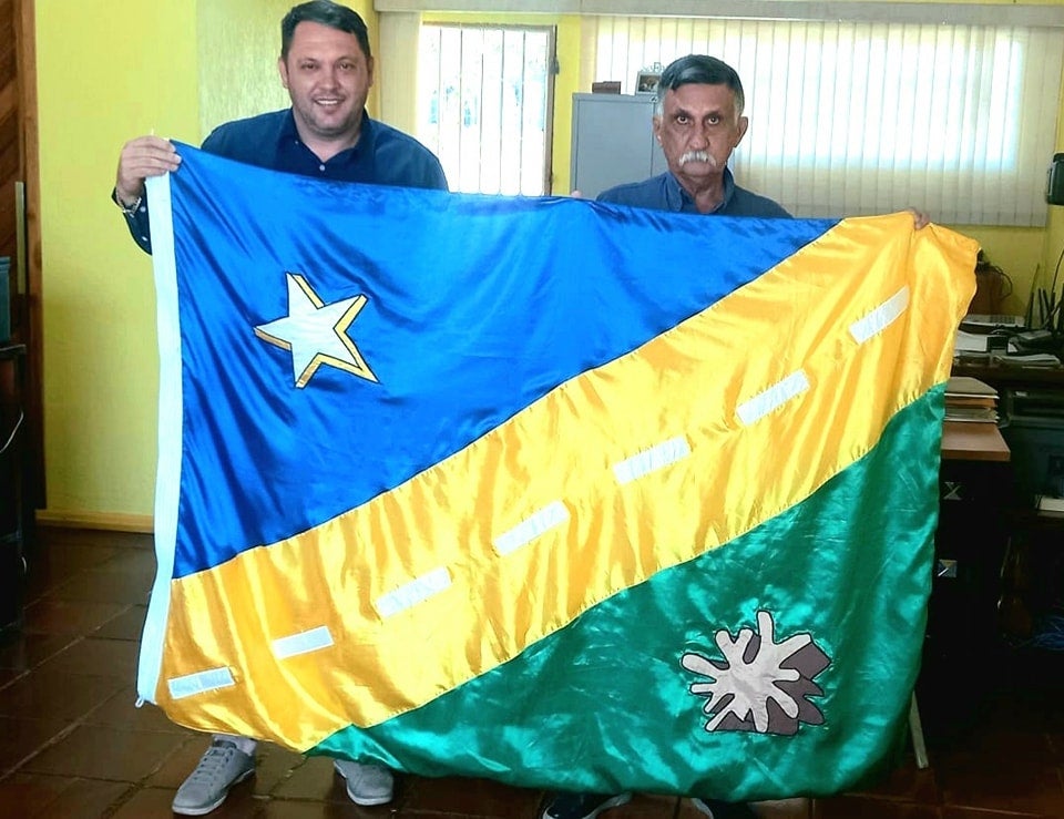 Na pessoa do pioneiro e coordenador dos Projetos de Colonização, José Humberto, presidente Valcimar homenageia Guarantã do Norte pelos 42 anos de fundação