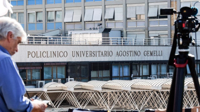 Após cirurgia, Papa Francisco tem noite tranquila