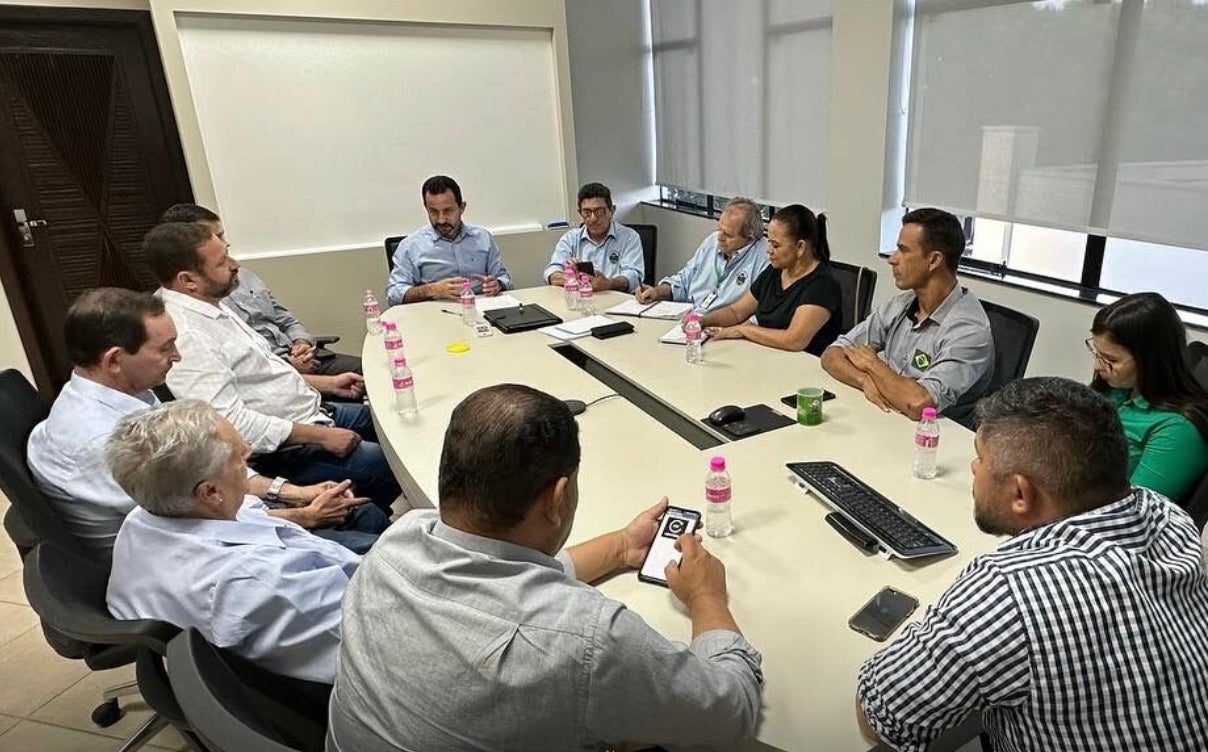 Prefeito detalha para vereadores projeto da compra de área onde serão construídas casas populares em Nova Mutum; R$ 10 milhões