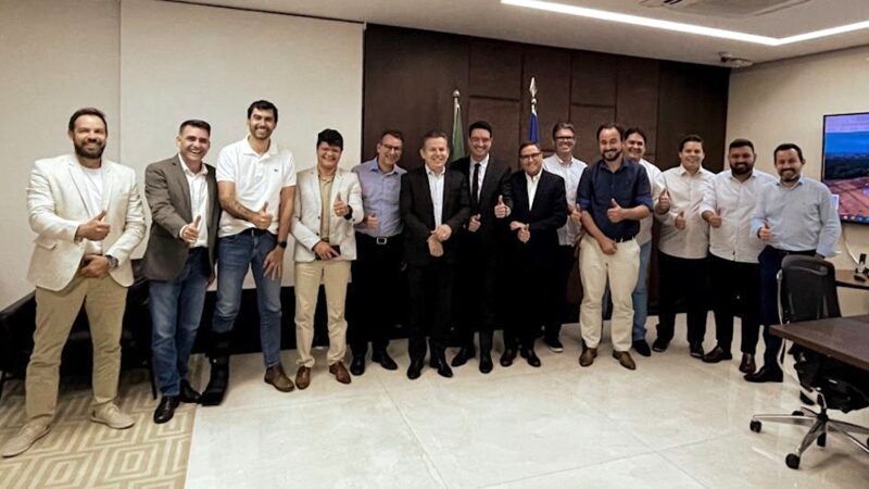 Grupo de 12 prefeitos que busca renovação na AMM se reúne com o governador