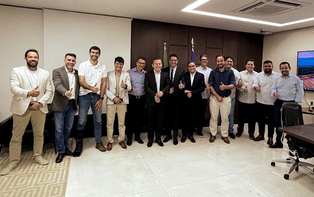 Grupo de 12 prefeitos que busca renovação na AMM se reúne com o governador