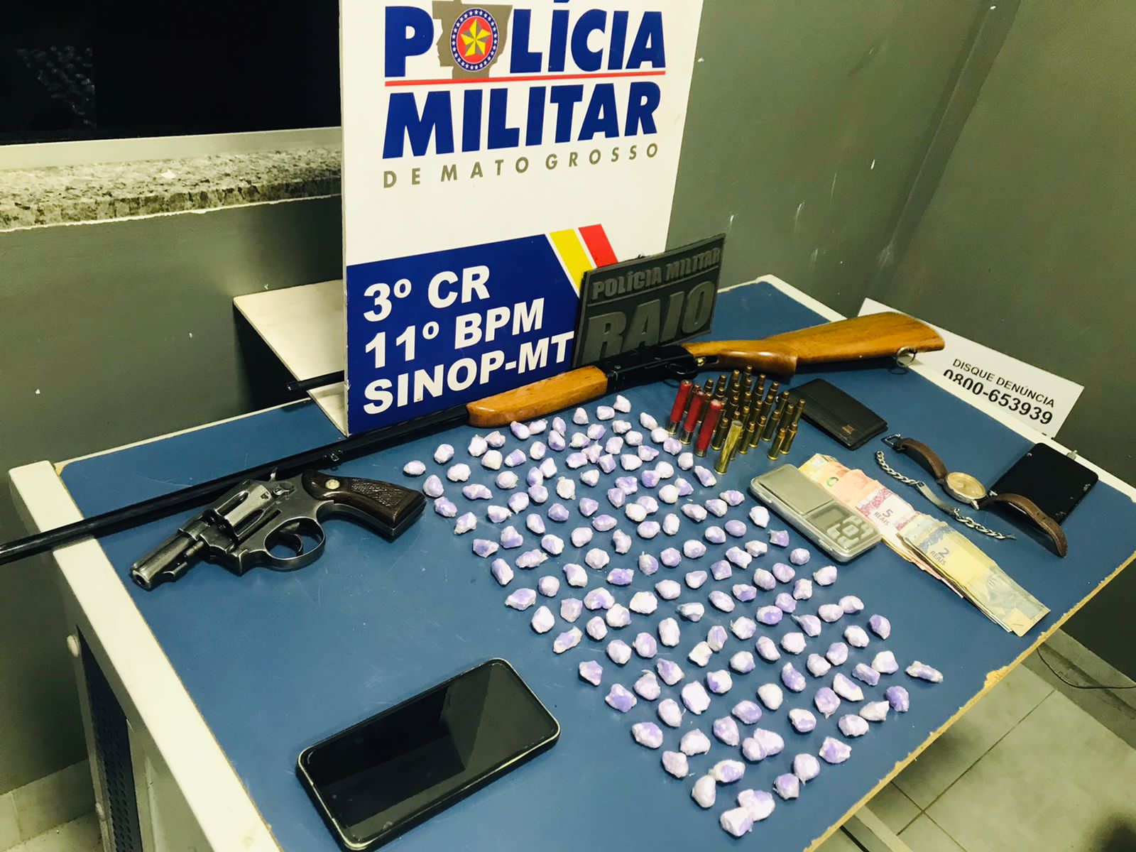Dois são presos por tráfico e PM apreende 148 porções de cocaína e armas