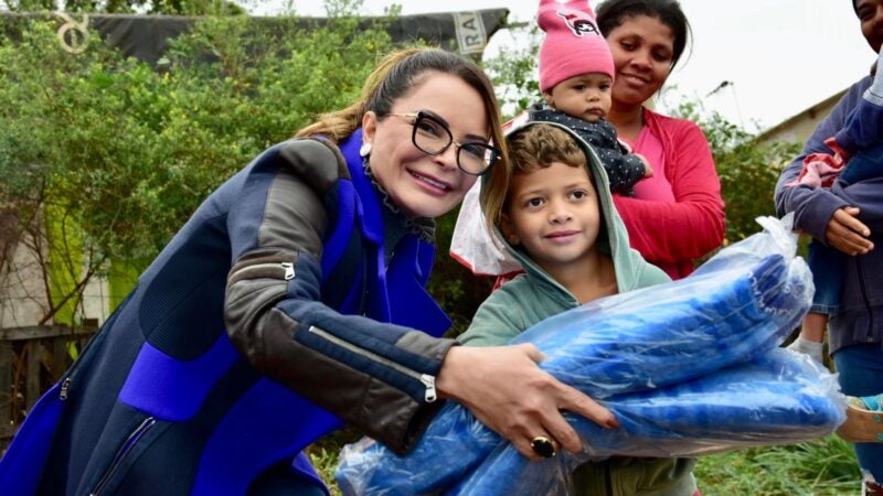 Tarde gelada é aquecida pela primeira-dama de MT com entregas do programa SER Família Aconchego