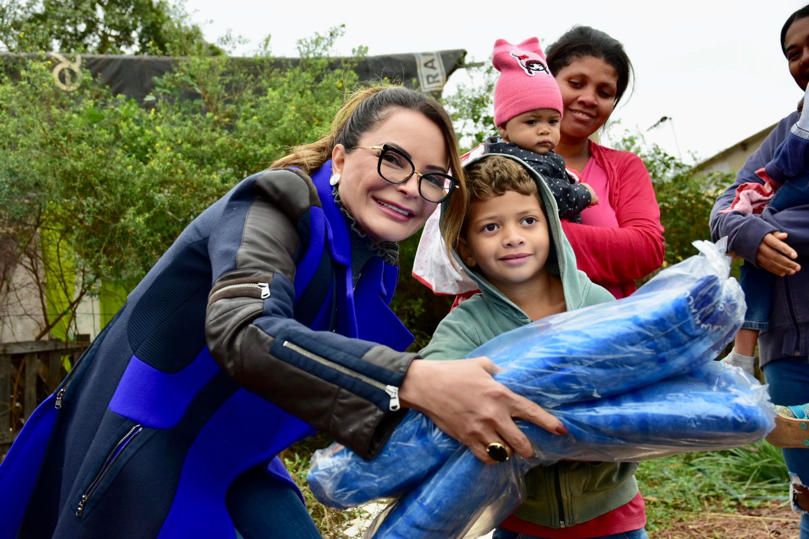 Tarde gelada é aquecida pela primeira-dama de MT com entregas do programa SER Família Aconchego